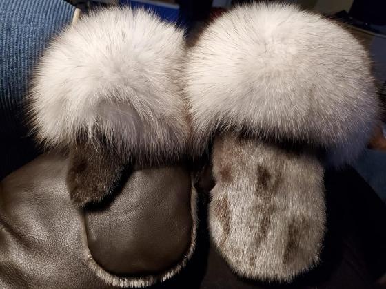 Ladies sealskin mitts with fox trim