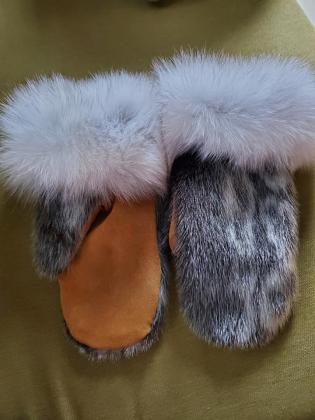 Ladies sealskin mitts with fox trim