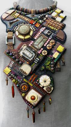 DOWNTOWN statement necklace 14"x9"