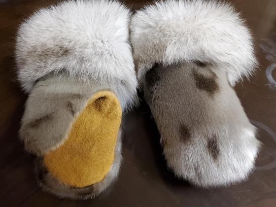Ladies sealskin mitts with fox trim