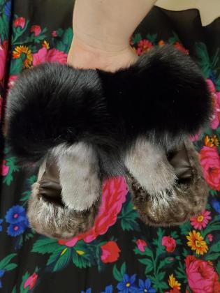 Ladies sealskin mitts with fox trim and brown leather palms (boxer)