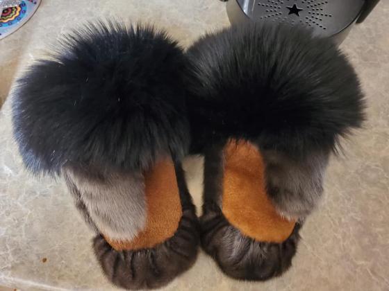 Ladies sealskin mitts with fox trim and moose hide palms (boxer)