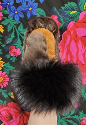 Ladies sealskin mitts with fox trim and moose hide palms (boxer)