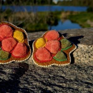 Inspired by the vibrant colours that blanket the northern tundra each summer, these earrings celebrate the beauty that flourishes in a landscape shaped by resilience. Created using traditional caribou hair tufting on hand-tanned and smoked moosehide, they honour the knowledge, artistry, and respect for the land that have been carried forward through generations. Through every stitch and tuft, this piece reflects the enduring relationship between people, culture, and the North.